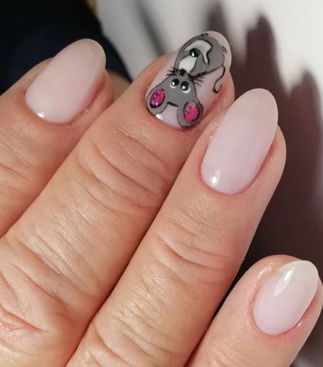 Бежевый маникюр зима 2020