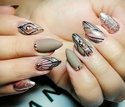 Бежевый маникюр зима 2020