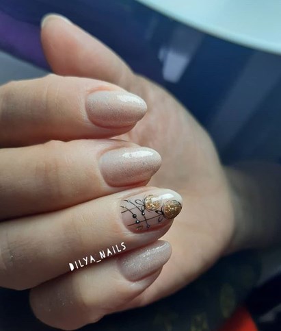 Бежевый маникюр зима 2020