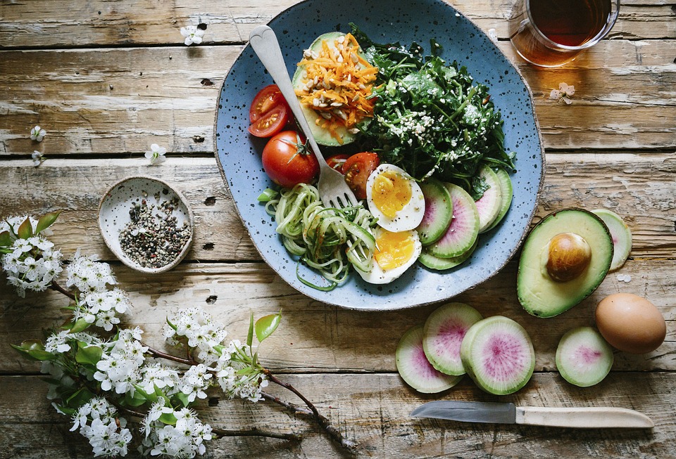 Салат с авокадо, креветками и яйцом - 17 пошаговых фото в рецепте
