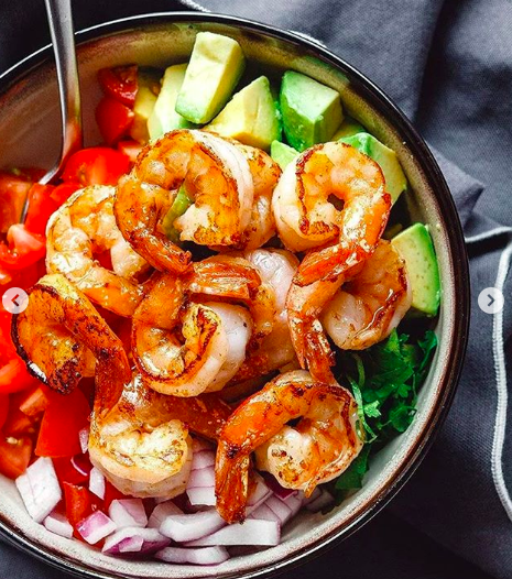 Салат с авокадо и  креветками