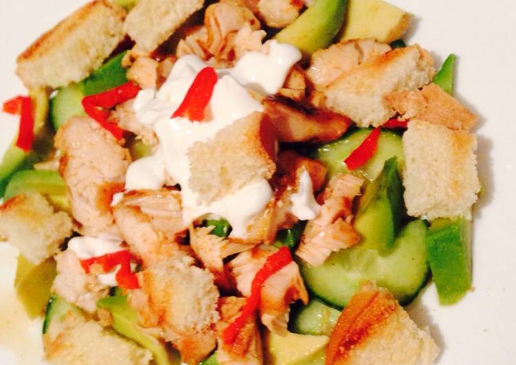 Салат с авокадо и курицей 
