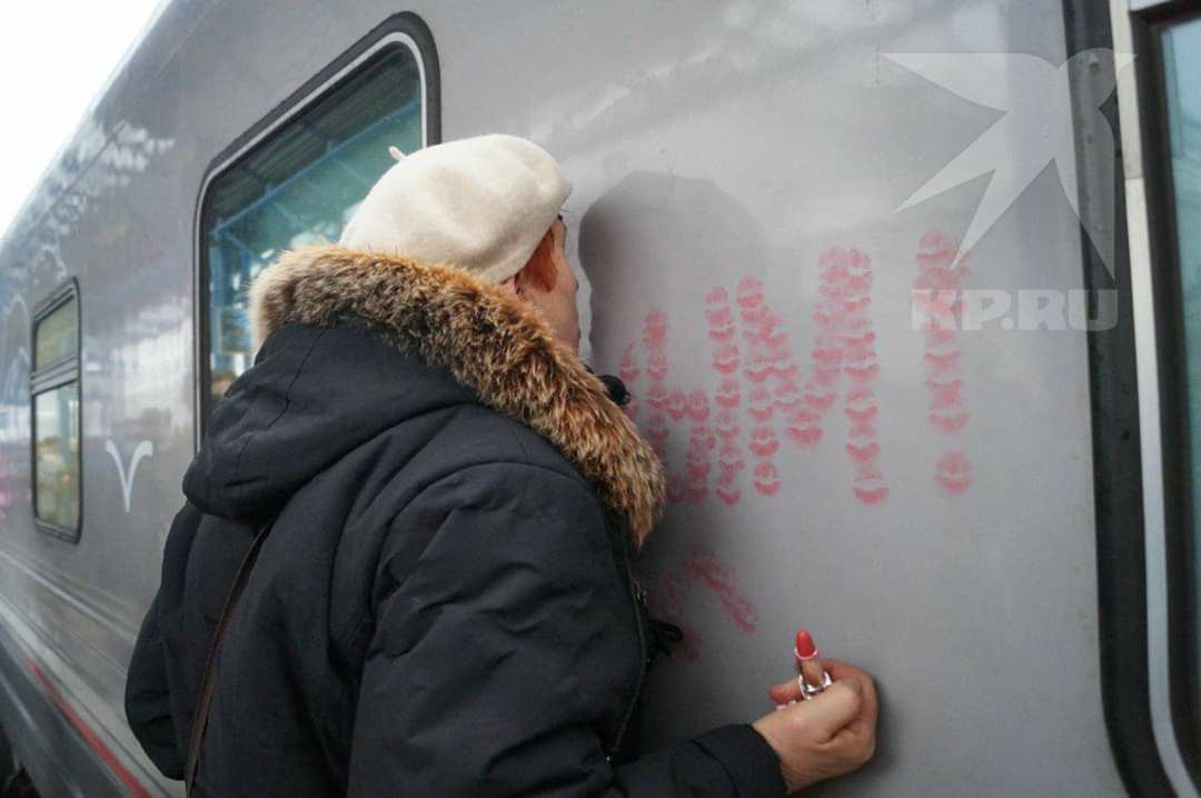 «Зомбилэнд от представителей ватрушек»: в оккупированом Крыму расцеловали поезд Путина