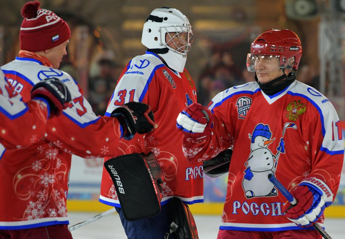 Владимир Путин сыграл в хоккей на Красной площади