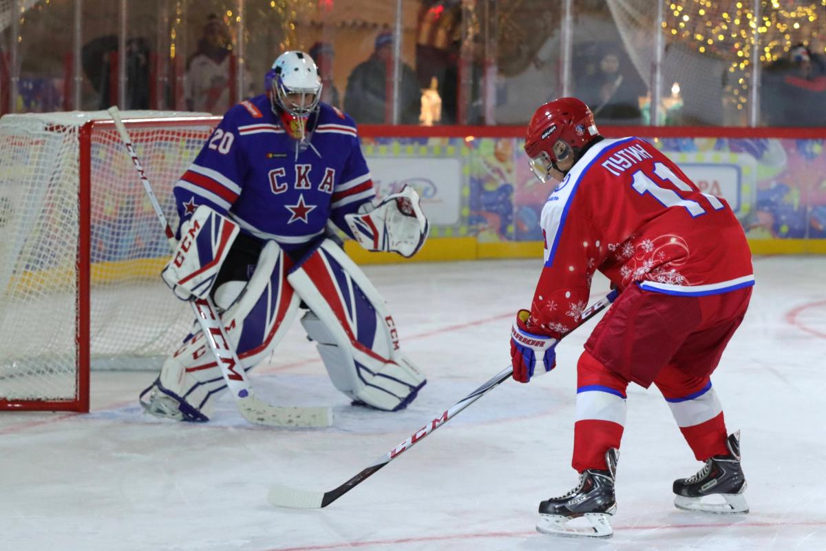 Владимир Путин сыграл в хоккей на Красной площади