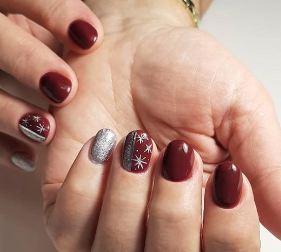 Новогодний маникюр на короткие ногти 2020