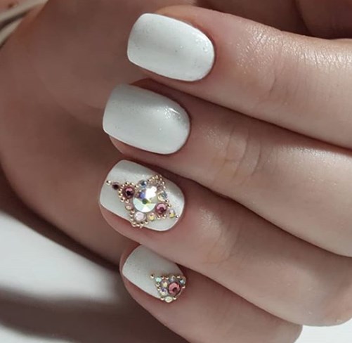 Новогодний маникюр на короткие ногти 2020