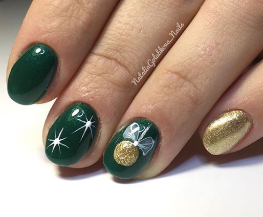 Новогодний маникюр на короткие ногти 2020