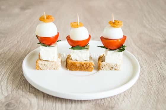 Канапе с сыром фета и креветкой 