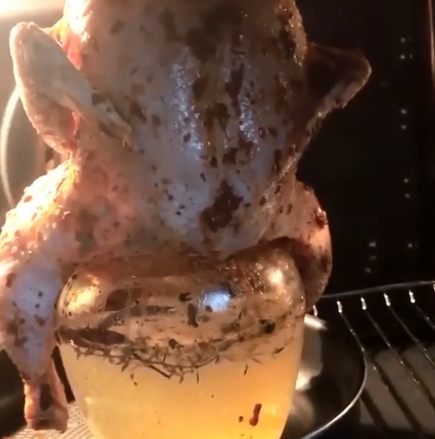 Бомбическая курица на банке запекается в духовке около 1 часа