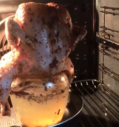 Бомбическая курица на банке запекается в духовке около 1 часа