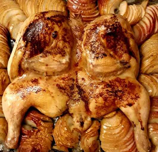 Курица с яблоками готовится в духовке, разогретой до 200 градусов - Курица в духовке