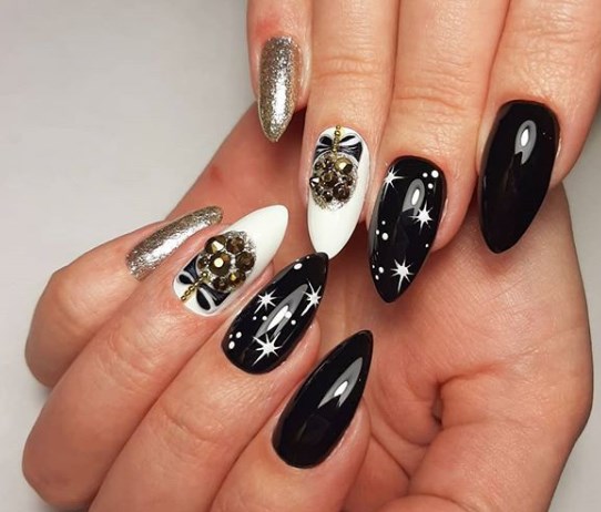 Элегантный новогодний маникюр 2020