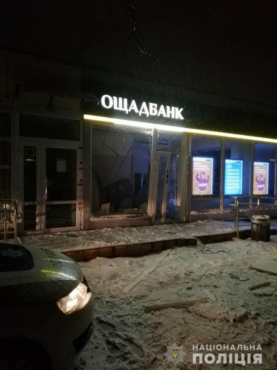 В Виннице подорвали отделение Ощадбанка В Виннице подорвали отделение Ощадбанка