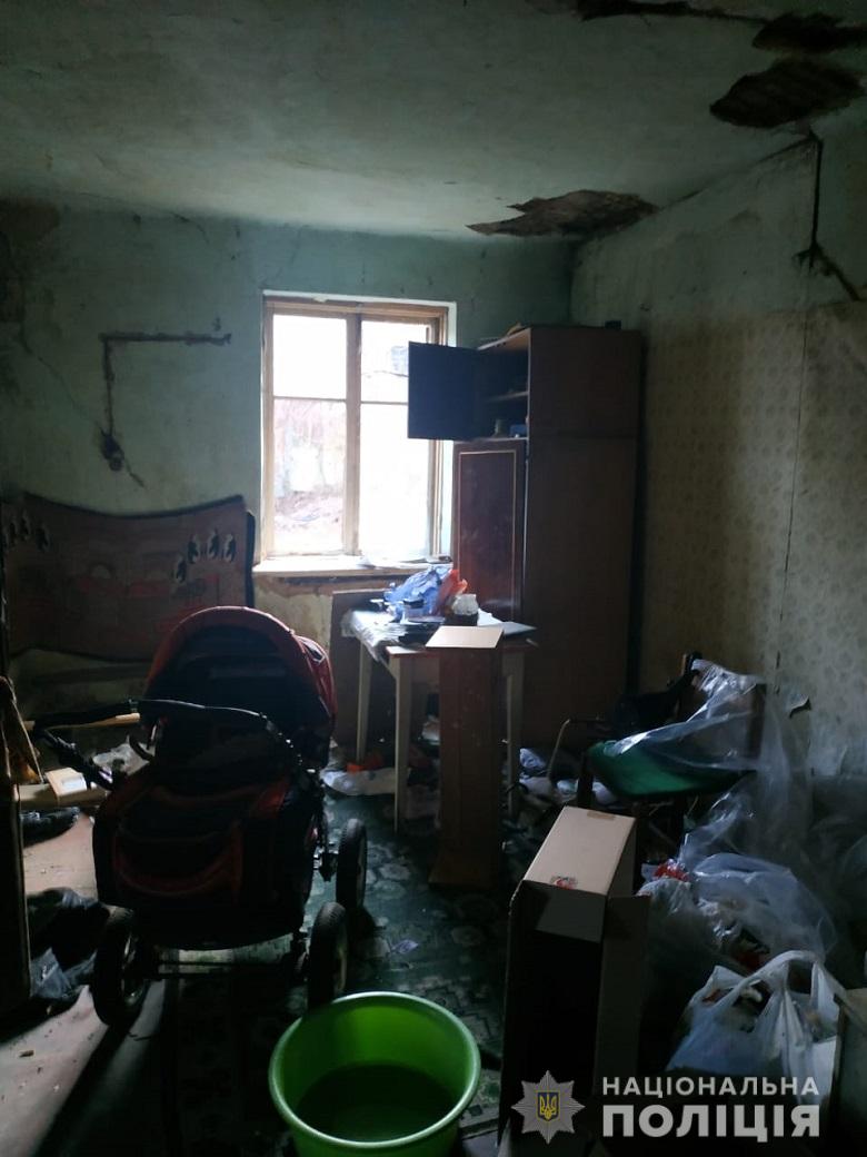 В Киеве в заброшенном доме нашли семью с двумя маленькими детьми: подробности