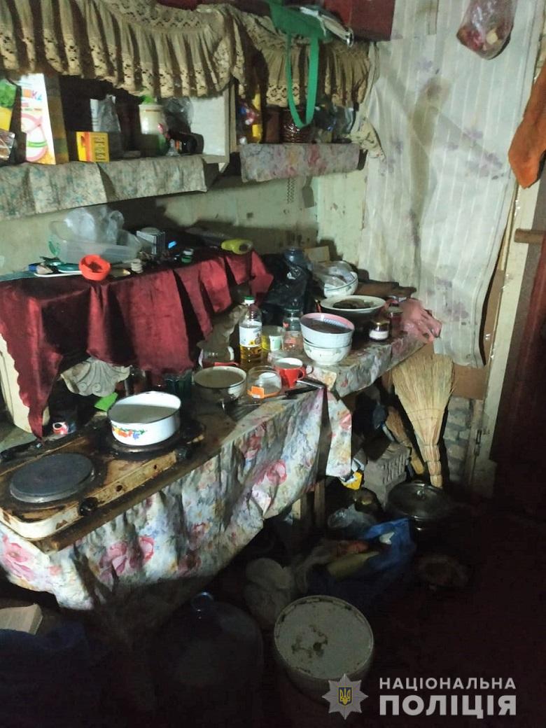 В Киеве в заброшенном доме нашли семью с двумя маленькими детьми: подробности