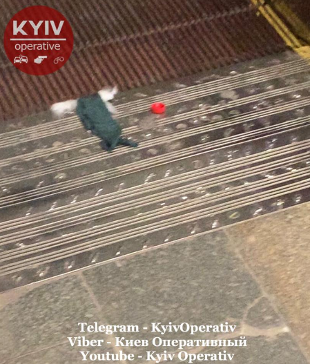В киевском метро эскалатор порвал пьяной девушке пальто