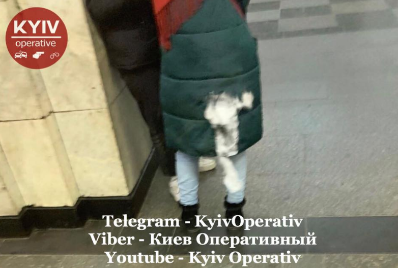 В киевском метро эскалатор порвал пьяной девушке пальто