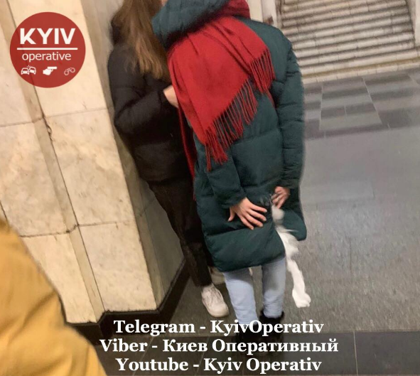 В киевском метро эскалатор порвал пьяной девушке пальто