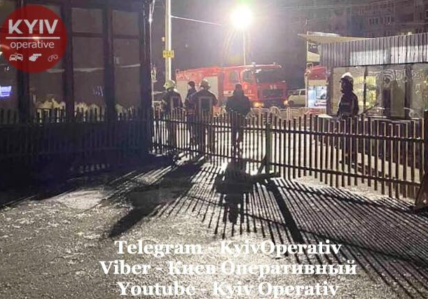 В Киеве на Троещине на рынке разгромили, обстреляли и подожгли павильоны