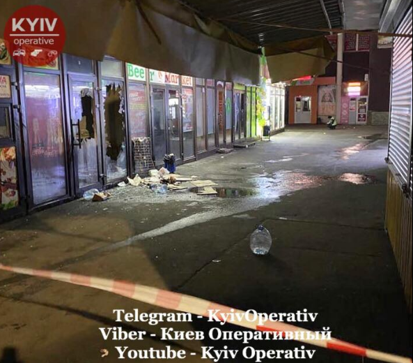 В Киеве на Троещине на рынке разгромили, обстреляли и подожгли павильоны