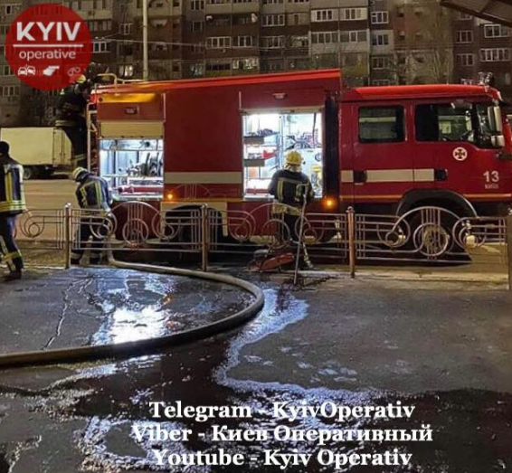 В Киеве на Троещине на рынке разгромили, обстреляли и подожгли павильоны