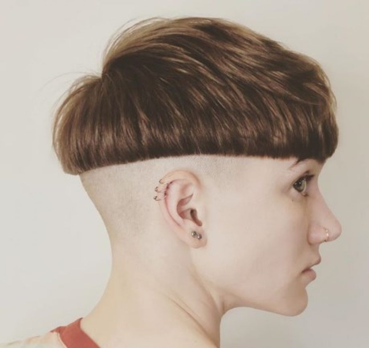 Стрижка горшок короткая. Прическа Томбой горшок. Стрижка Bowl Cut женская. Пикси горшок стрижка. Томбой андеркат горшок.