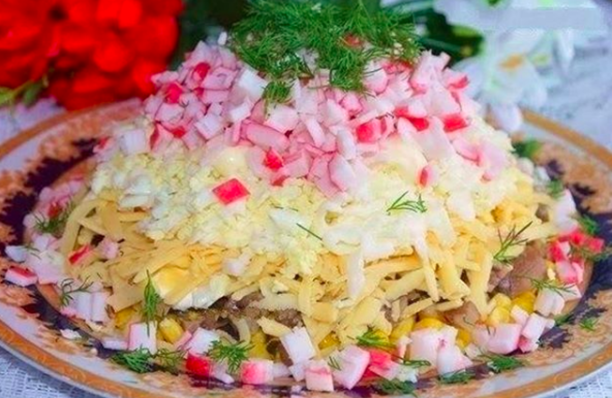 Слоеный крабовый салат с рисом и кукурузой. Увлекательный контент в ОК