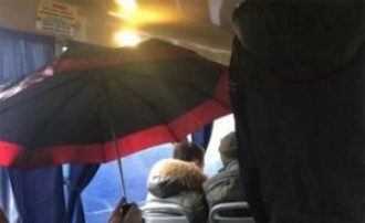 В маршрутке протекала крыша В маршрутке протекала крыша