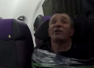 Мужчина устроил дебош в самолете