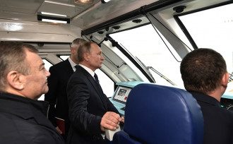 Путин прокатился на поезде по крымскому мосту