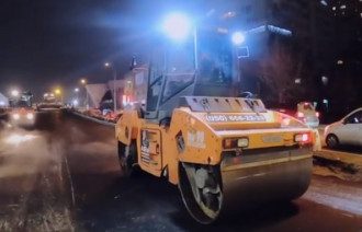 Строители работают круглосуточно, чтобы запустить Шулявский мост / скриншот из видео Строители работают круглосуточно, чтобы запустить Шулявский мост / скриншот из видео