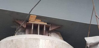 Обломки досок в опорах моста испугали киевлян / Фото: Facebook/Богдан Тицький Обломки досок в опорах моста испугали киевлян / Фото: Facebook/Богдан Тицький