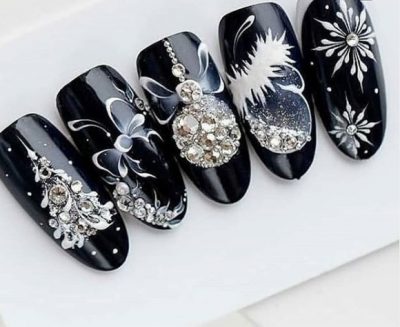 Новогодний маникюр 2020: черный маникюр зима 2020 и модный черный френч - фото