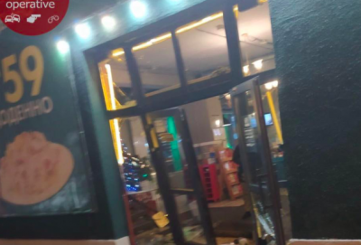 Неизвестные протаранили входные  двери пиццерии MisterCat / Фото facebook.com/KyivOperativ