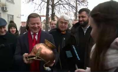 "Не поцарапай меня снова": Ляшко резво подержался за подарок-"шлем"