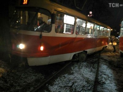 В Киеве трамвай влетел в дерево, опубликованы фото и видео