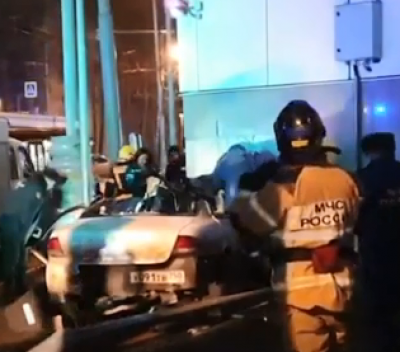 В Москве иномарка наехала на пешеходов, есть жертвы В Москве иномарка наехала на пешеходов, есть жертвы