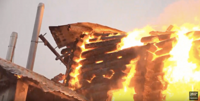 Крыша здания частично обрушилась / скриншот