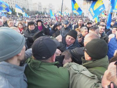 На Майдане во время вече Порошенко забросали яйцами