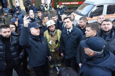 Алексей Гончарук на месте пожара в Одессе / @KabminUA Алексей Гончарук на месте пожара в Одессе / @KabminUA