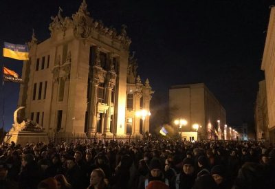 Стража на Банковой: под офисом Зеленского тысячи людей ставят палатки