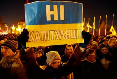 Акции протеста могут усилить Зеленского на переговорах в Париже / Reuters