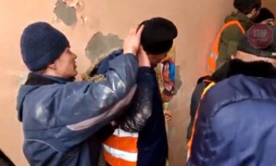 Работники службы безопасности Нацбанка разбили голову митингующему - эксклюзивное видео