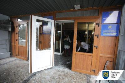 Погром во Львове: неизвестные сорвали сессию горсовета