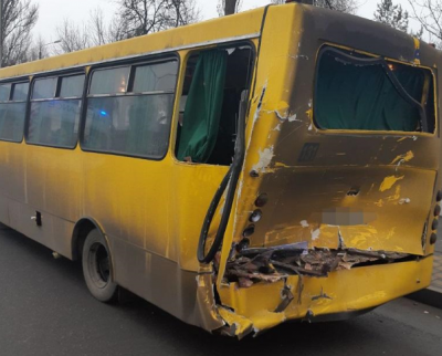 В Киеве столкнулись фура и маршрутка, пострадали пять человек - Новости Киева В Киеве столкнулись фура и маршрутка, пострадали пять человек - Новости Киева