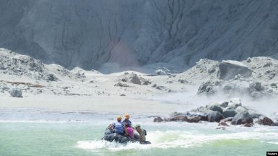 Гиды эвакуировали туристов на лодках / Фото: Reuters