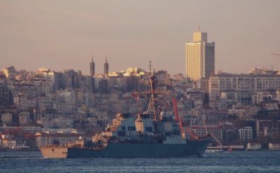 Ракетный эсминец США зашел в Черное море: впечатляющие фото