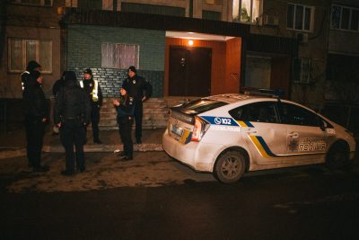 Мужчина под градусом разбил нагрудную камеру девушке-патрульной / Фото Информатор Мужчина под градусом разбил нагрудную камеру девушке-патрульной / Фото Информатор