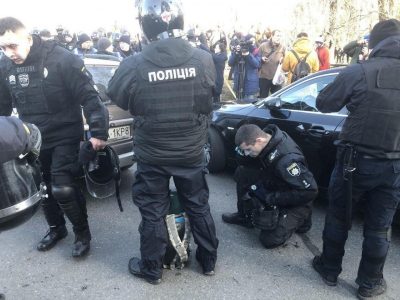 Полицейские под Радой / скриншот из видео